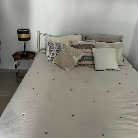 Charming House With Private Garden In * Δουκάδες