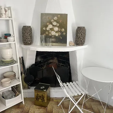 Charming House With Private Garden In