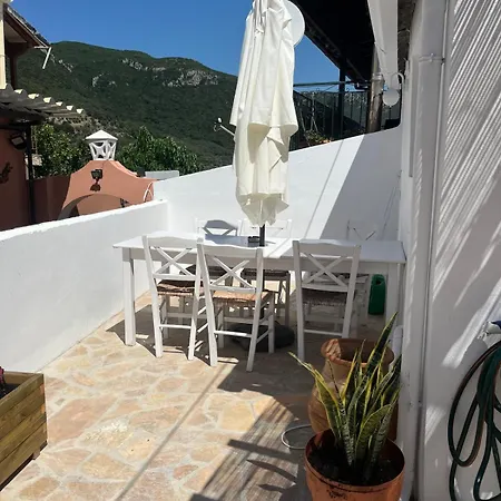 Charming House With Private Garden In * Δουκάδες